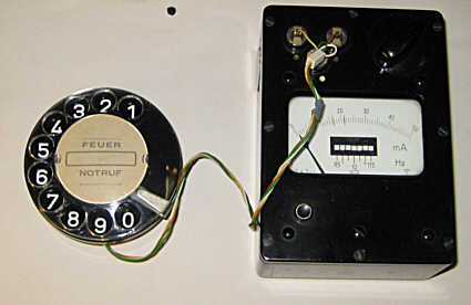 Nummernschalter - Prüfgerät von Gossen mit angeschlossenem Nummernschalter